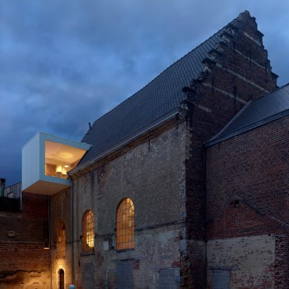 Klaarchitectuur inserts new architecture studio inside dilapidated Belgian chapel