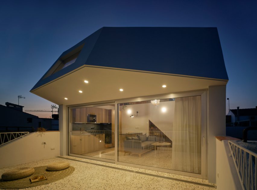 The Beach House by Laura Ortín Architecture
