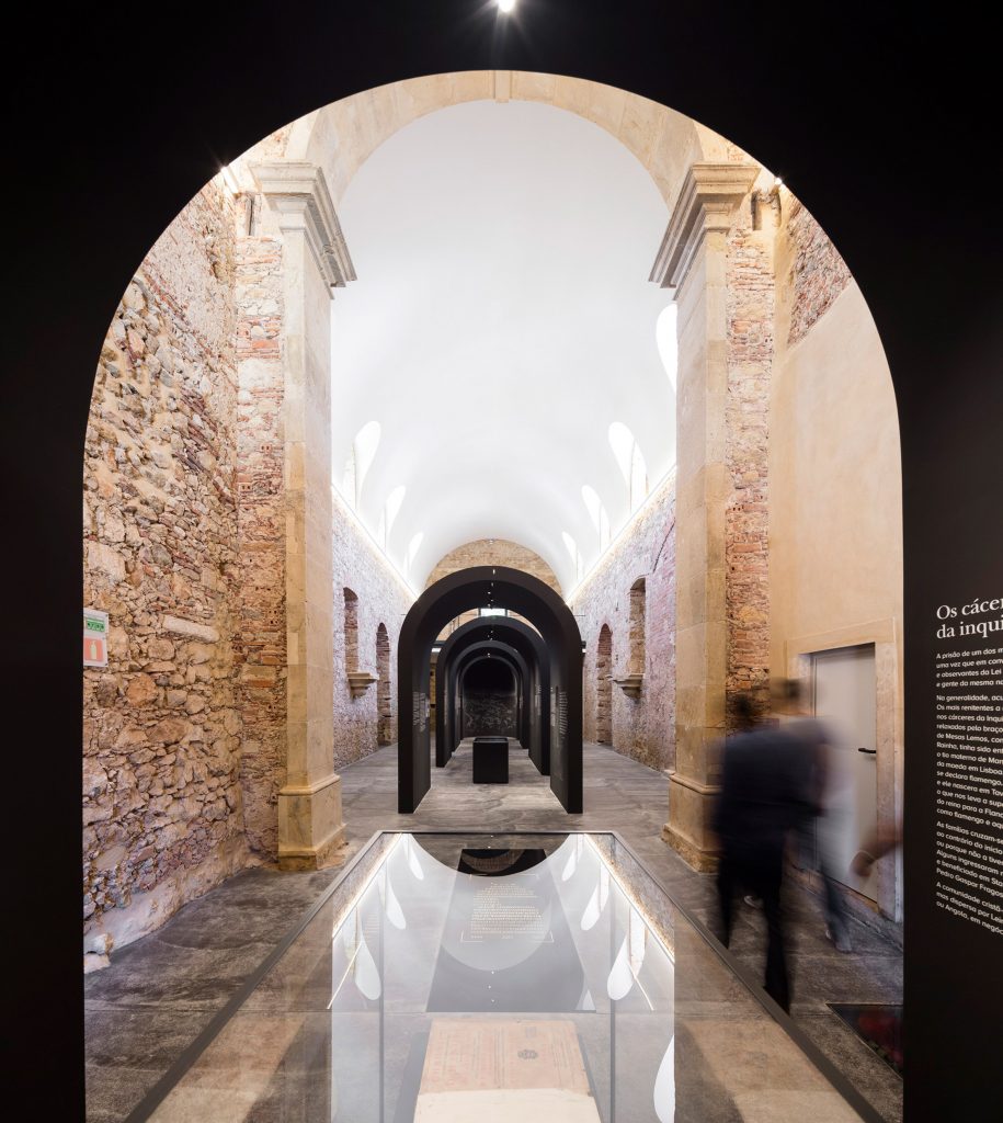 This restored church in Alenquer, central Portugal has been repurposed by Spaceworkers to include an arched exhibition space that commemorates the life and historical legacy of Portuguese philosopher and scholar Damião de Gois.