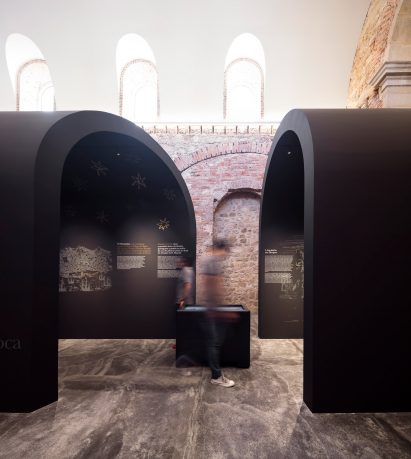 This restored church in Alenquer, central Portugal has been repurposed by Spaceworkers to include an arched exhibition space that commemorates the life and historical legacy of Portuguese philosopher and scholar Damião de Gois.