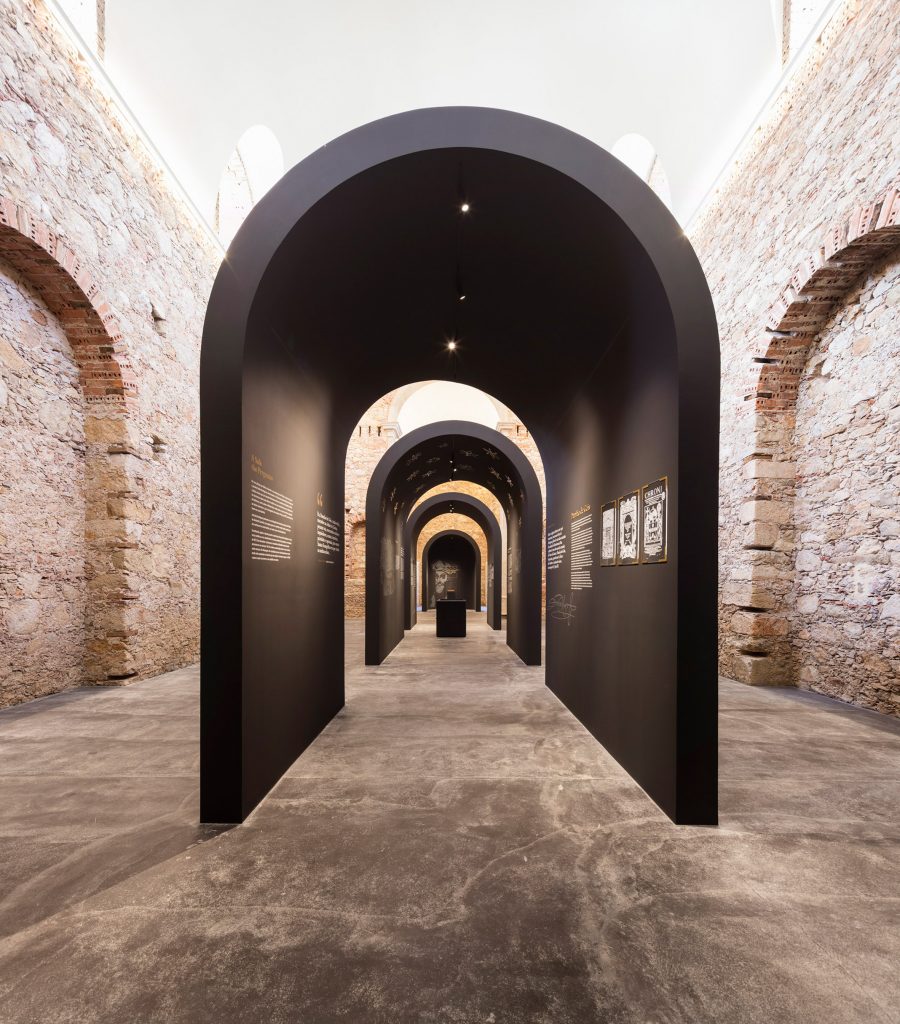 This restored church in Alenquer, central Portugal has been repurposed by Spaceworkers to include an arched exhibition space that commemorates the life and historical legacy of Portuguese philosopher and scholar Damião de Gois.