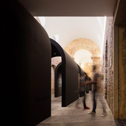 This restored church in Alenquer, central Portugal has been repurposed by Spaceworkers to include an arched exhibition space that commemorates the life and historical legacy of Portuguese philosopher and scholar Damião de Gois.