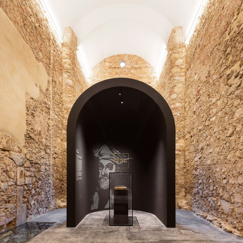 This restored church in Alenquer, central Portugal has been repurposed by Spaceworkers to include an arched exhibition space that commemorates the life and historical legacy of Portuguese philosopher and scholar Damião de Gois.