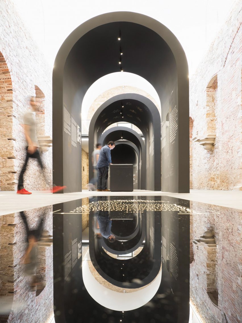 This restored church in Alenquer, central Portugal has been repurposed by Spaceworkers to include an arched exhibition space that commemorates the life and historical legacy of Portuguese philosopher and scholar Damião de Gois.