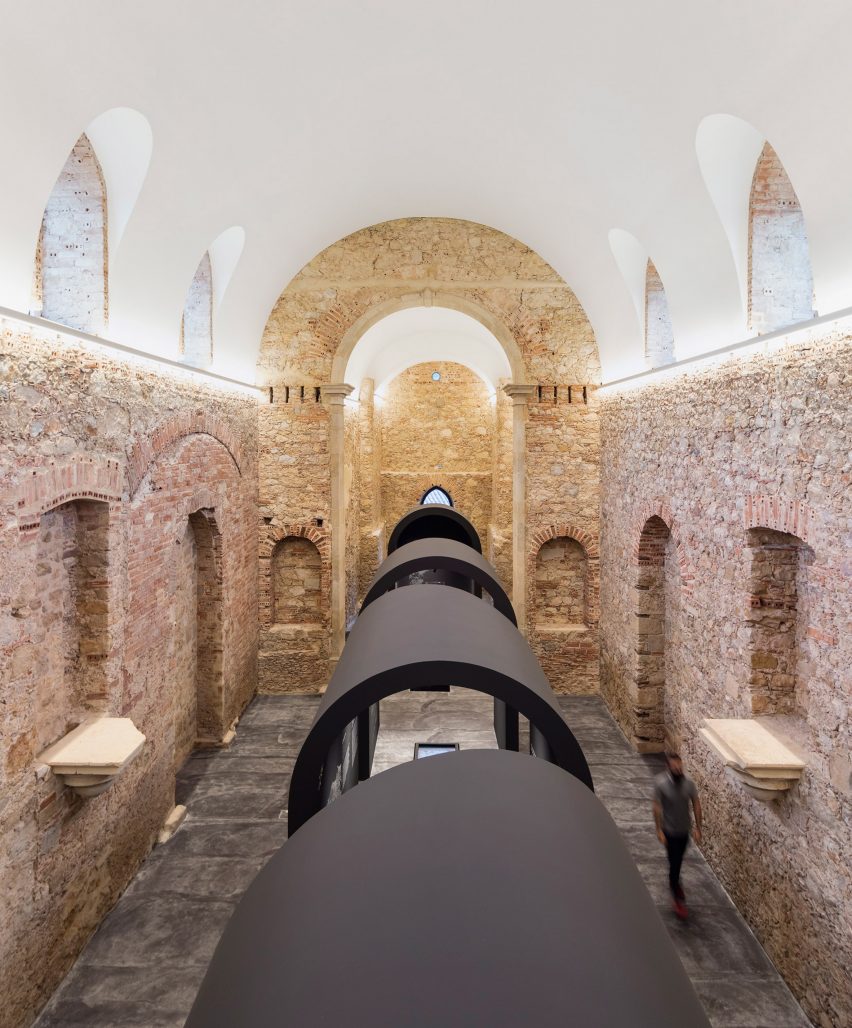 This restored church in Alenquer, central Portugal has been repurposed by Spaceworkers to include an arched exhibition space that commemorates the life and historical legacy of Portuguese philosopher and scholar Damião de Gois.