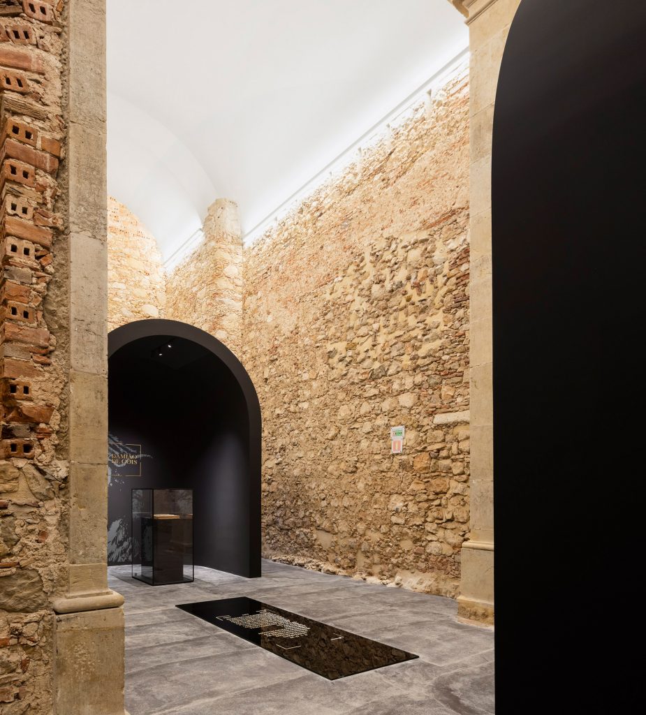 This restored church in Alenquer, central Portugal has been repurposed by Spaceworkers to include an arched exhibition space that commemorates the life and historical legacy of Portuguese philosopher and scholar Damião de Gois.