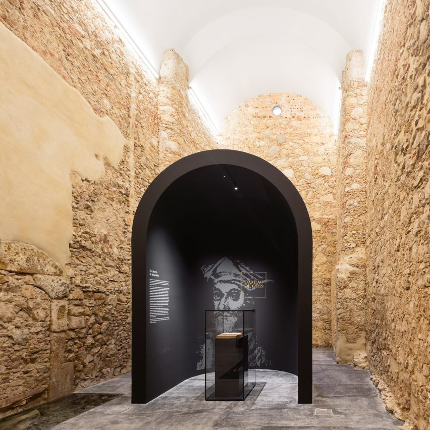 This restored church in Alenquer, central Portugal has been repurposed by Spaceworkers to include an arched exhibition space that commemorates the life and historical legacy of Portuguese philosopher and scholar Damião de Gois.