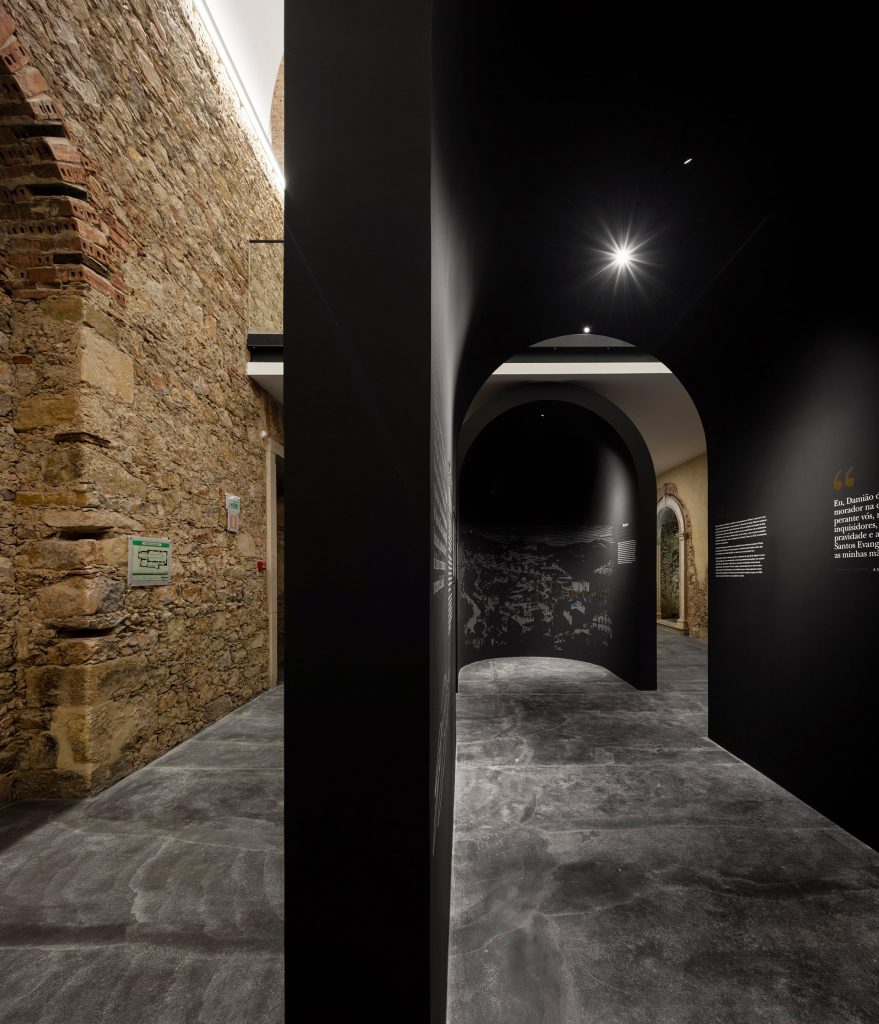 This restored church in Alenquer, central Portugal has been repurposed by Spaceworkers to include an arched exhibition space that commemorates the life and historical legacy of Portuguese philosopher and scholar Damião de Gois.
