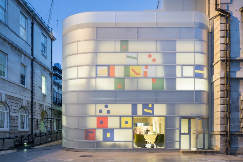 Steven Holl completes luminous Maggie’s Centre next to Britain’s oldest hospital
