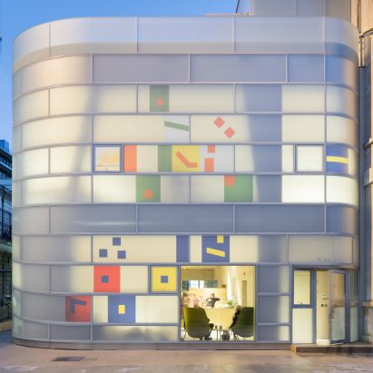 Steven Holl completes luminous Maggie’s Centre next to Britain’s oldest hospital