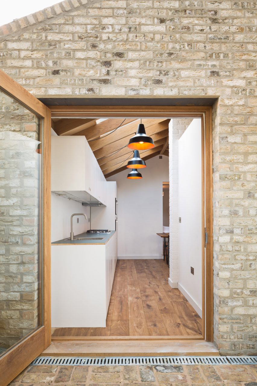 Grey Griffiths Architects completes London extension featuring exposed oak roof structure