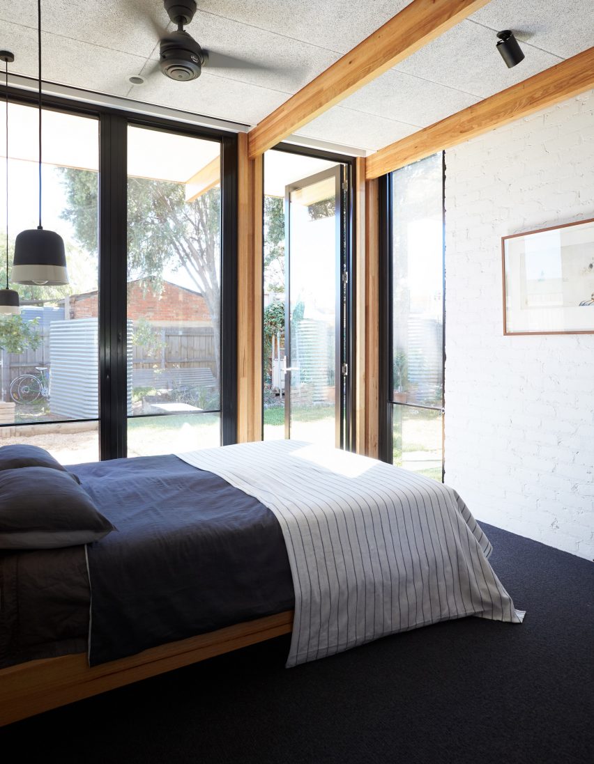 This single-storey house in Melbourne has been renovated by local studio Foomann to include exposed wooden beams that span the entirety of the property.