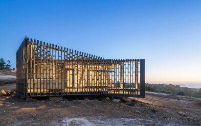 Beach house in Chile made from pine