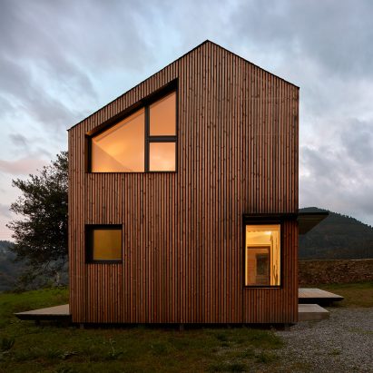 This week’s Dezeen Mail features a prefab Spanish house and an avocado-cutting tool
