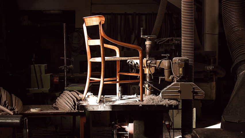 Kensaku Oshiro bases CC01 seat on iconic Chiavari chair