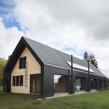 Apio Arquitectos creates gabled holiday house overlooking Chilean lake
