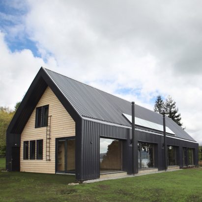 Apio Arquitectos creates gabled holiday house overlooking Chilean lake