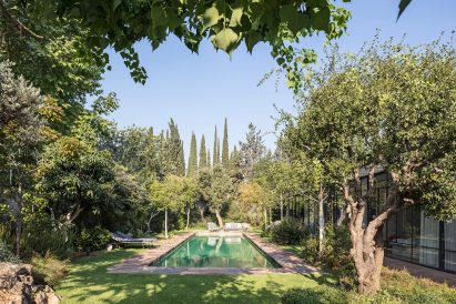Lush garden of M House by Pitsou Kedem Architects