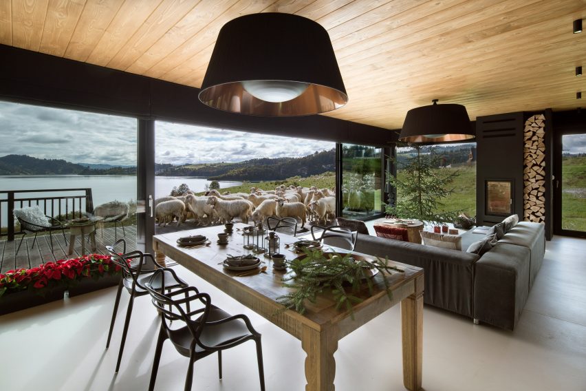 Mountain cottage by HOLA Design Studio