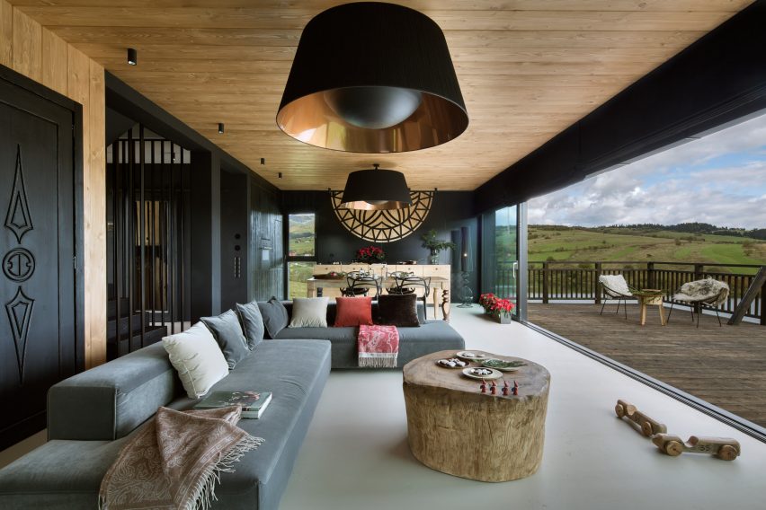 Mountain cottage by HOLA Design Studio