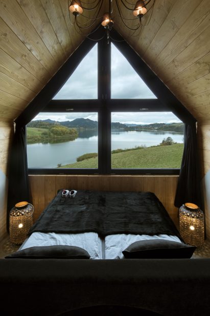 Mountain cottage by HOLA Design Studio