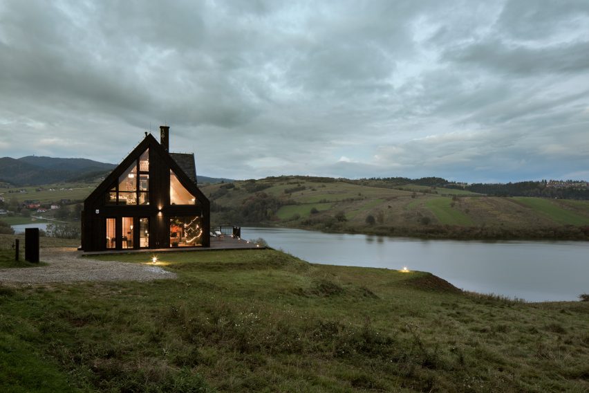 Mountain cottage by HOLA Design Studio