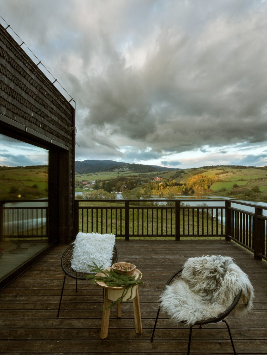 Mountain cottage by HOLA Design Studio