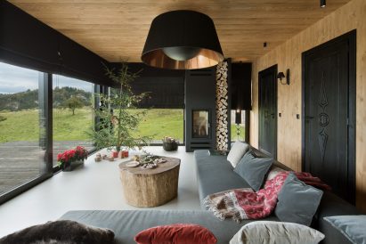 Mountain cottage by HOLA Design Studio