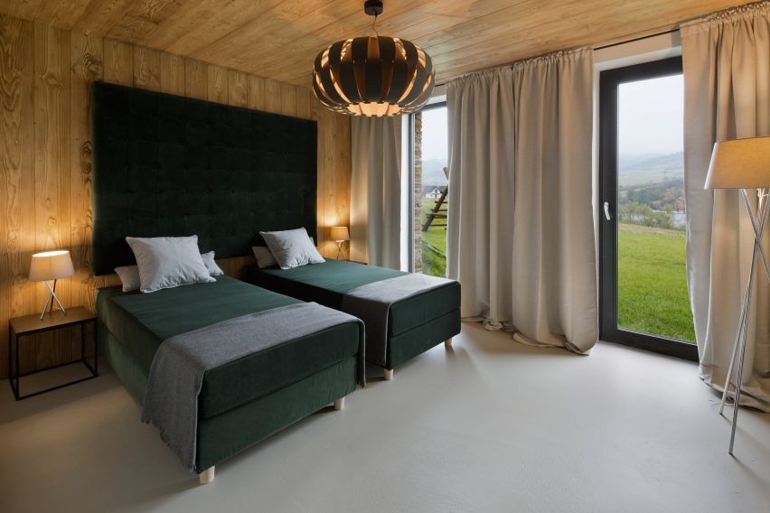 Mountain cottage by HOLA Design Studio