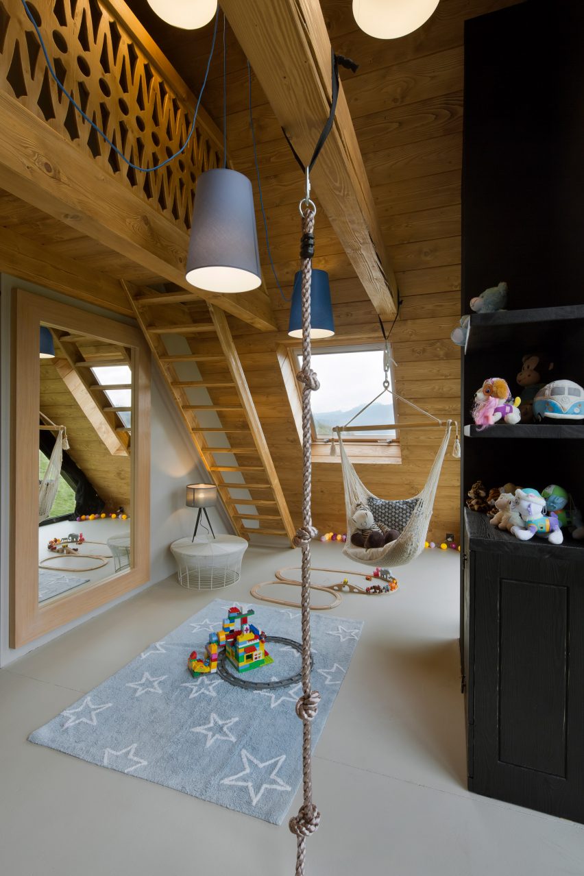 Mountain cottage by HOLA Design Studio