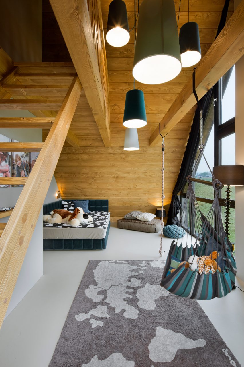 Mountain cottage by HOLA Design Studio
