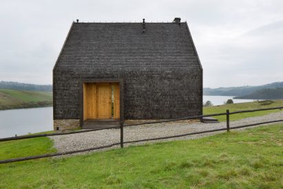 Shingle-covered cottage by HOLA Design Studio