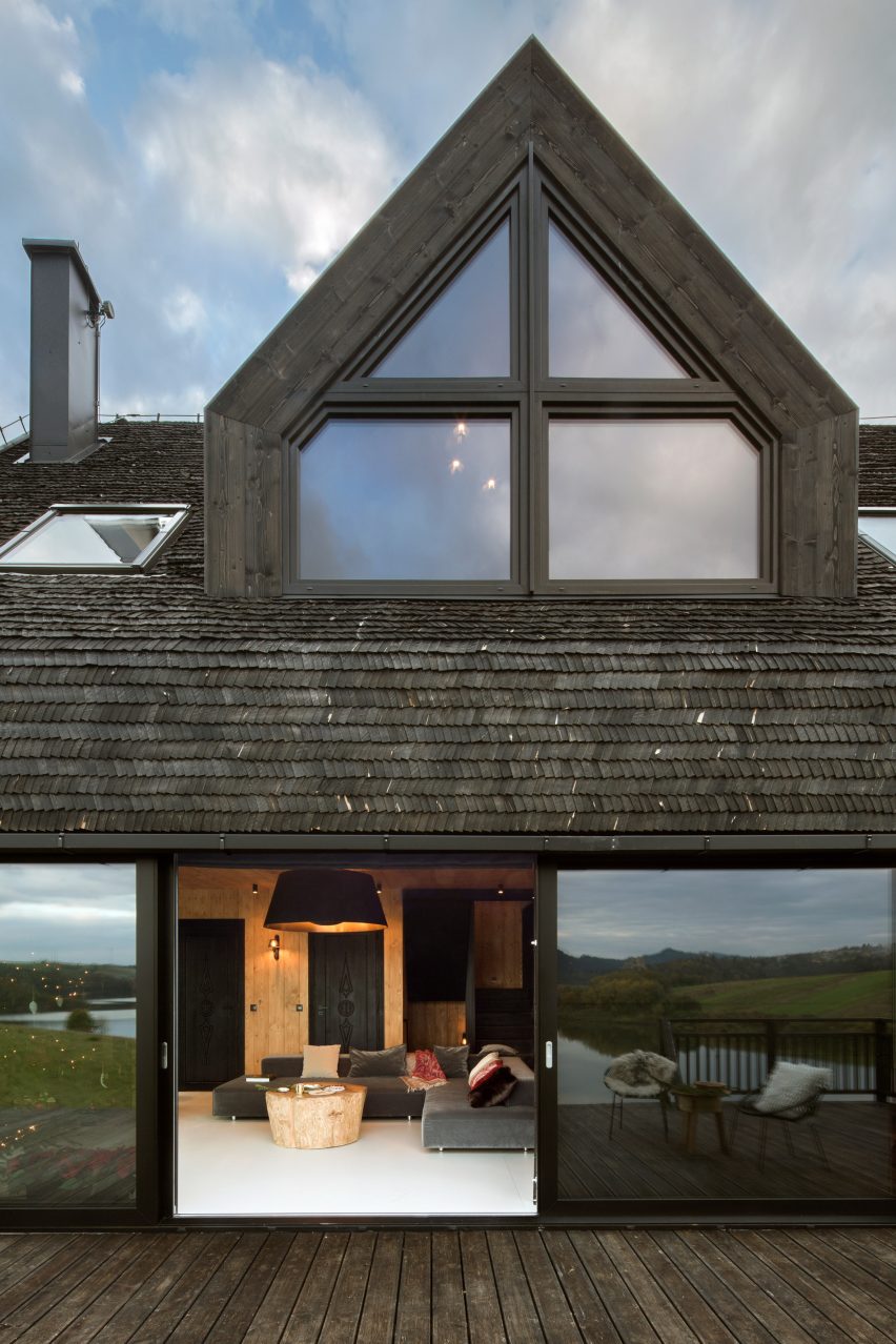 Mountain cottage by HOLA Design Studio