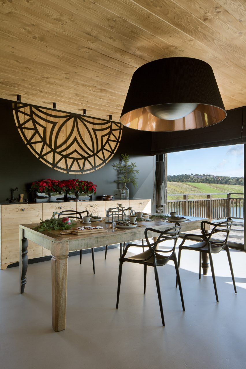 Mountain cottage by HOLA Design Studio