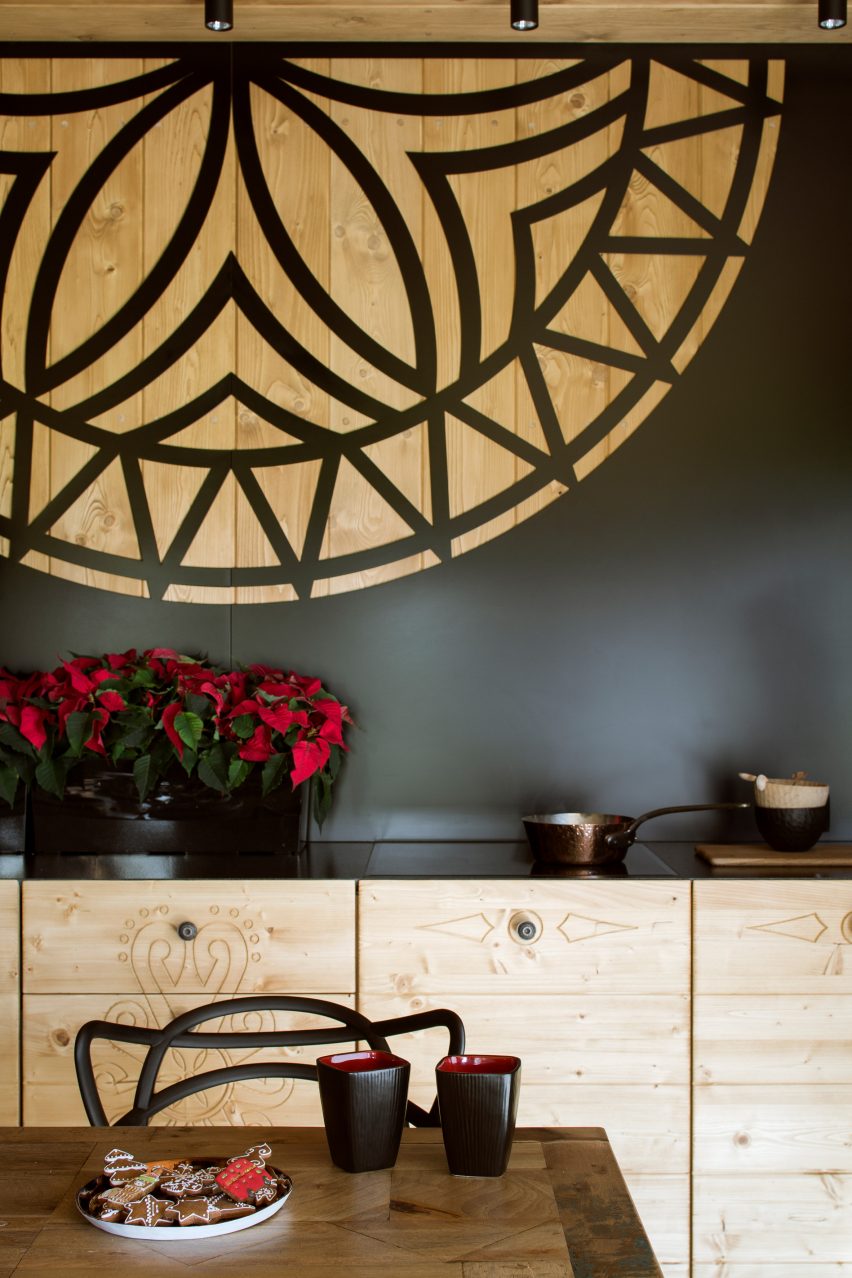 Mountain cottage by HOLA Design Studio