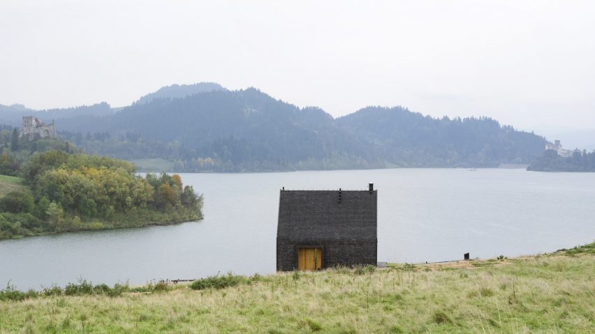Mountain cottage by HOLA Design Studio