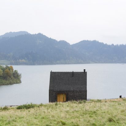 Mountain cottage by HOLA Design Studio