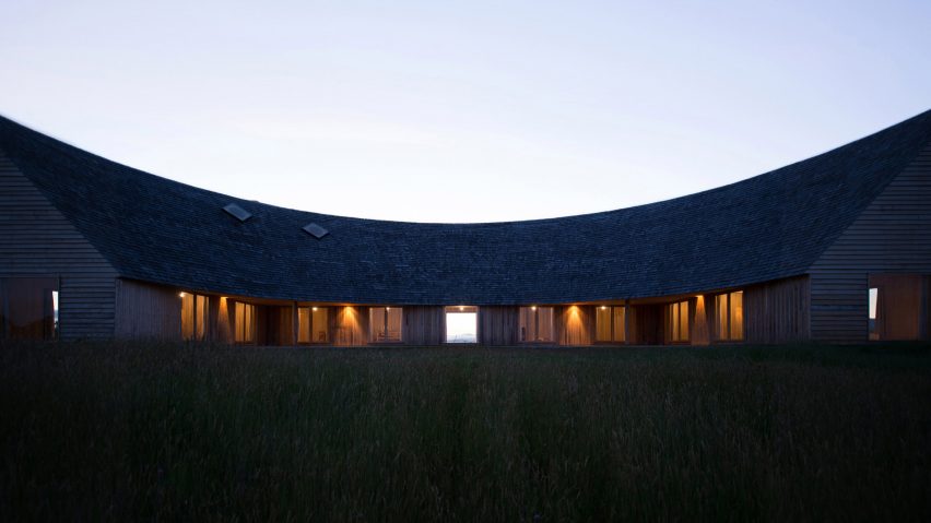 Latest Dezeen Mail features a curved hilltop house in Chile and Boris Johnson’s bridge