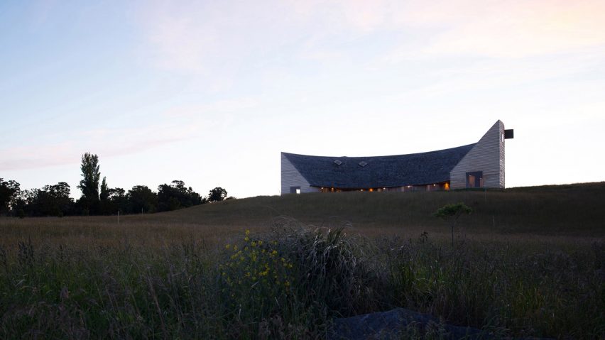 Rode House by Pezo Von Ellrichshausen curves around a paved courtyard