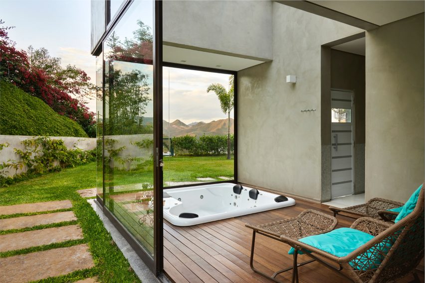 Valley House by David Guerra