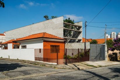 Terra e Tuma creates narrow concrete house in São Paulo | Dezeen