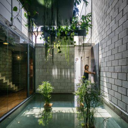 Terra e Tuma creates narrow concrete house in São Paulo | Dezeen