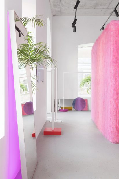 Likeshop Showroom by Eduard Eremchuk