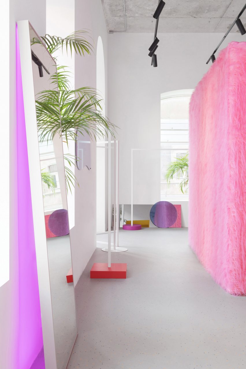 Likeshop Showroom by Eduard Eremchuk