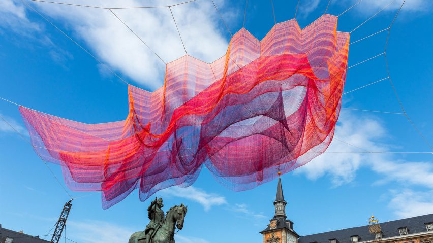 Janet Echelman installs huge netted sculpture above Madrid’s Plaza Mayor
