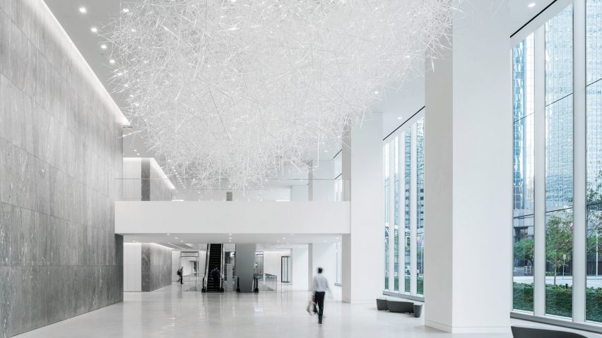 Tokujin Yoshioka creates cloud-like sculpture from thousands of acrylic rods