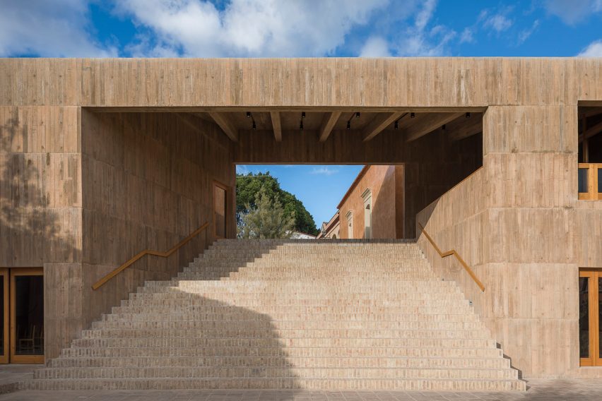 Teotitlan del Valle Community Cultural Center by Productura