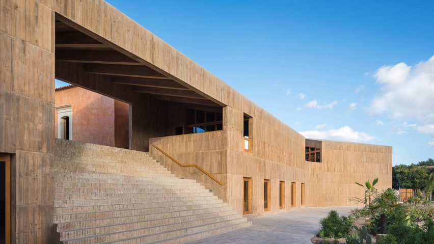 Productora builds Mexican centre for archeology and textiles using tinted concrete