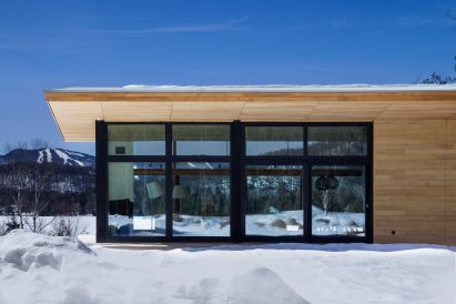 Bird's wings inform V-shaped roof over Quebec ski chalet by YH2