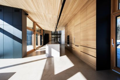 Bird's wings inform V-shaped roof over Quebec ski chalet by YH2
